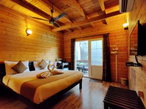 卡兰古特La Vie Woods- couples/families only的木制客房内的一间卧室配有一张大床
