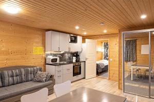 伊瓦洛Arctic River Resort的厨房以及带沙发和桌子的客厅。