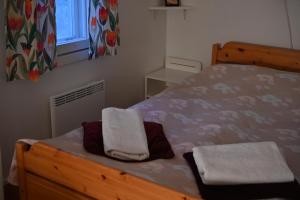 伊马特拉Hostel Ukonlinna的一间卧室配有一张床,上面有两条毛巾