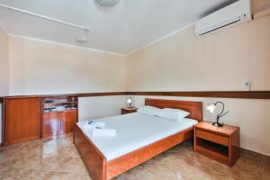 布德瓦克罗尔格尼酒店的卧室配有一张白色大床