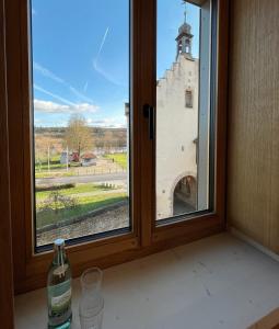 Sulzfeld am MainHotel-Weingut Bernard的享有城堡景致的窗户。