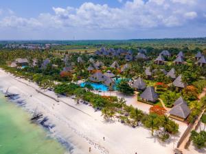 普瓦尼梅查恩加尼Neptune Pwani Beach Resort & Spa Zanzibar - All Inclusive的海滩上的度假村的空中景观