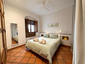 科尔多瓦Casa Arcadia的一间卧室,床上放着两只动物