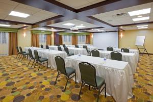 阿布西肯阿布西康-大西洋城地区智选假日酒店的一间会议室,里面配有白色的桌椅