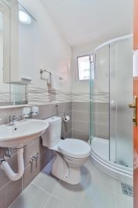 布德瓦克罗尔格尼酒店的浴室配有卫生间、盥洗盆和淋浴。