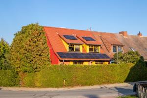 格赫伦-莱宾Ferienhaus Göhren-Lebbin的屋顶上设有太阳能电池板的房子
