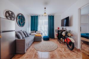 科蒂略Casa Allegranza的客厅配有沙发和摩托车