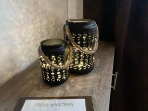 HerendPrána Apartman的两双坐在桌子上的黑色和金色鞋子