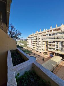 马拉加2 rooms con piscina litoral的阳台享有公寓大楼的景致。