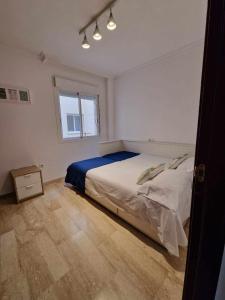马拉加2 rooms con piscina litoral的一间卧室设有一张床和一个窗口