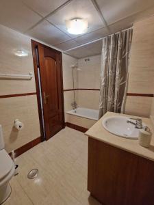 马拉加2 rooms con piscina litoral的浴室配有盥洗盆、卫生间和浴缸。