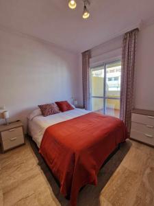 马拉加2 rooms con piscina litoral的一间卧室设有一张大床和一个窗户。