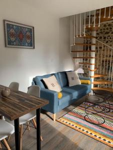 Bordères-sur-lʼÉchezAdorable Guest House « bienvenue chez vous ! »的客厅配有蓝色的沙发和桌子