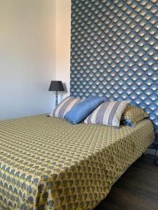 Bordères-sur-lʼÉchezAdorable Guest House « bienvenue chez vous ! »的卧室内的一张床铺,配有大型床头板