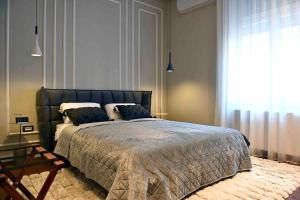 萨格勒布Nino Luxury Apartment的一间卧室设有一张大床和一个窗户。