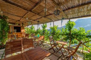 斯卡拉Poggio Angelarosa: Lemon Garden Stay&Relax的山景庭院设有桌椅。
