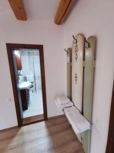 梅迪亚什Hanul Greweln的客房设有镜子、水槽和浴室