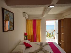普罗维登西亚Cabañas Mister Mac的一间卧室设有一张床,享有海景