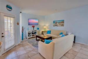 克利尔沃特NEW 2bed2bath condo - CLEARWATER BEACH - FREE Wi-Fi and Parking的客厅配有沙发和桌子