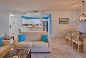 克利尔沃特NEW 2bed2bath condo - CLEARWATER BEACH - FREE Wi-Fi and Parking的客厅配有沙发和桌子
