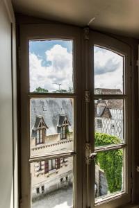 布尔日L'hôtel de Panette, charpente historique的享有大楼景致的开放式窗户