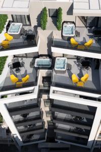 雅典LUX&EASY Athens Metro Suites的享有建筑的空中景致,配有黄色的桌椅