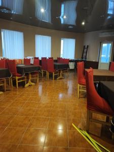 ShepetovkaМотель ОК的一间用餐室,配有红色的椅子和桌子