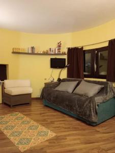 布勒伊-切尔维尼亚Cozy little studio in cervinia的一间卧室配有一张床和一把椅子