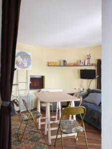 布勒伊-切尔维尼亚Cozy little studio in cervinia的客厅配有桌椅和沙发