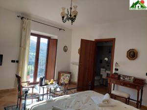 San GiovanniCasa Massa的一间卧室配有一张床、一张书桌和一个窗户。