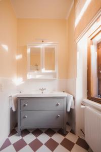 维也纳Oak House Vienna的一间带水槽和镜子的浴室