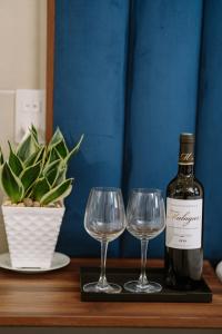 永隆VÂN TRANG GARDEN HOTEL 2的桌子上放有一瓶葡萄酒和两杯酒