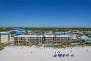 巴拿马城海滩Ramada by Wyndham Panama City Beach / Beachfront的海滩上的度假村的空中景致