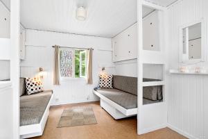 科尔莫登First Camp Kolmården-Norrköping的客房设有两张双层床和镜子