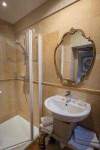 布尔日L'hôtel de Panette, charpente historique的浴室配有盥洗盆和带镜子的淋浴