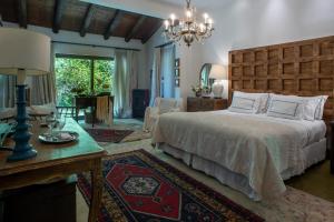兰卡瓜Cruz de Triana的一间卧室配有一张大床和一张带台灯的桌子