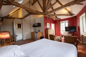 布尔日L'hôtel de Panette, chambres indépendantes, charpente historique的卧室设有白色的床和红色的墙壁