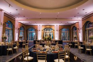 格伦罗西斯巴尔伯尼豪斯酒店的一个带桌椅的宴会厅,位于带窗户的房间