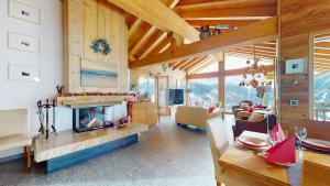 HérémenceEtoiles des Neiges LUXE & JACUZZI chalet 12 pers by Alpvision Résidences的带壁炉的客厅。