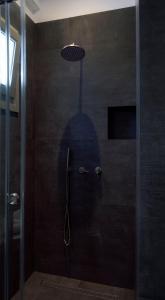 LivadakiaNautilus Serifos的淋浴间里的人的影子