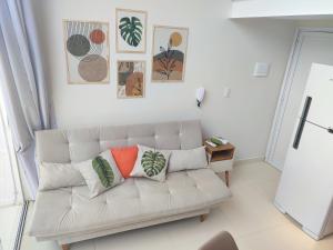 阿拉沙Ybira Loft的客厅配有白色沙发及枕头
