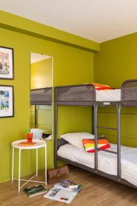 莫索特默尔索酒店的绿色墙壁客房中的两张双层床