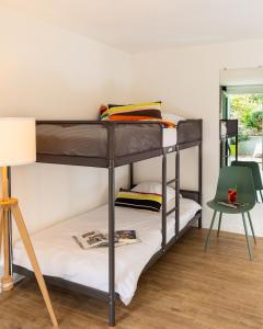 莫索特默尔索酒店的带灯的客房内的两张双层床