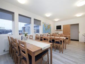 凯夫拉维克KEF Guesthouse by Keflavík airport的用餐室设有桌椅和窗户。