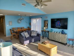 怀尔德伍德Family Friendly Beach Block Ocean View 3 BR, 2 BA, Condo near Wildwood Crest and Convention Center的客厅配有沙发和桌子