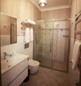 巴库West inn Hotel & Restaurant的带淋浴、卫生间和盥洗盆的浴室