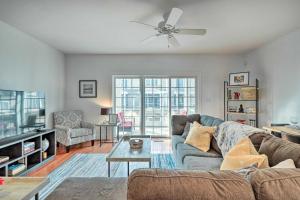 柏斯海滩Rehoboth Beach Vacation Rental with Porch!的带沙发和吊扇的客厅