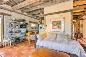 El PradoCasita Vacation Rental Near Taos with Patio!的一间带床和厨房的客厅