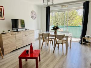 康博莱班Appartement Cambo-les-Bains, 2 pièces, 2 personnes - FR-1-495-46的客厅配有餐桌和电视