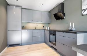 勒尔达尔The View的厨房配有白色橱柜和不锈钢用具
